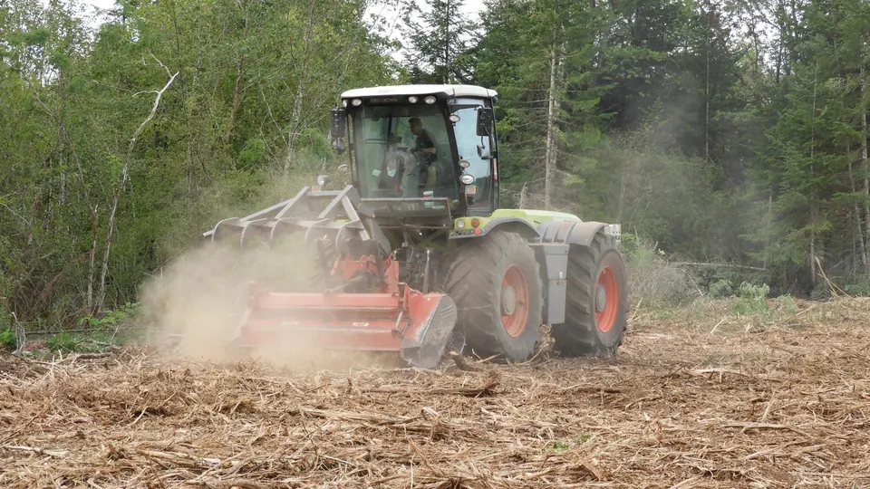 Broyeur de pierre Bugnot en action sur un chantier TPF en Côte-d'Or : concassage de pierres calcaires en surface